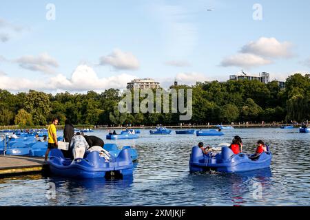 Londres, Royaume-Uni. 20 juillet 2024. Les touristes utilisent des pédalos à Hyde Park près du lac Serpentine dans le centre de Londres. (Crédit image : © Dominika Zarzycka/SOPA images via ZUMA Press Wire) USAGE ÉDITORIAL SEULEMENT! Non destiné à UN USAGE commercial ! Banque D'Images