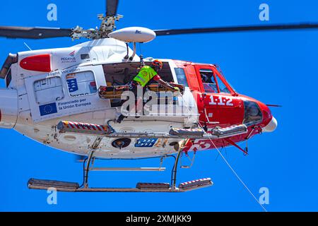 Canarian GES (Emergency and Rescue Team) effectuant un sauvetage aérien Banque D'Images