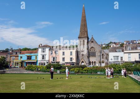 Femmes jouant au bowling au Dawlish Bowling Club (vue vers The Strand et Dawlish United Reform Church), Dawlish, Devon Banque D'Images