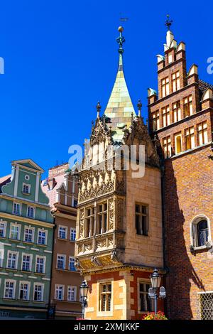 Tourelle ornée à l'ancien hôtel de ville de Wroclaw sur la place du marché de la vieille ville, Wroclaw, Pologne Banque D'Images