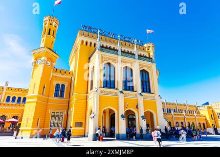 Extérieur de la gare de Wrocław Główny style Tudor Revival conçu par Wilhelm Grapow, Wroclaw, Silésie, Pologne Banque D'Images