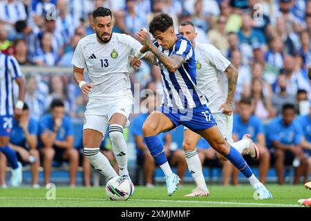 FC Porto vs Al Nassr, Porto, Dragon Stadium, Portugal. 28 juillet 2024. De gauche à droite, Alex telles (joueur Al Nassr), Ivan Jaime (joueur FC Porto), lors du match de présentation de l'équipe portugaise FC Porto. Crédit : Victor Sousa/Alamy Live News Banque D'Images