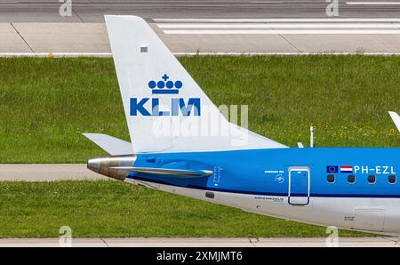 Zurich, Suisse, 4 mai 2024 : aileron arrière d'un KLM Cityhopper Embraer 190STD à l'aéroport de Zurich. Enregistrement pH-EZL. (Photo de Andreas Haas/dieBildm Banque D'Images