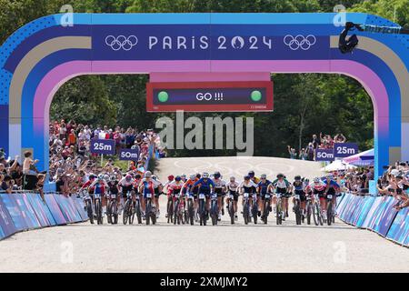 Paris, France. 28 juillet 2024. Les athlètes ont quitté la ligne de départ lors de la course féminine de vélo de montagne de cross-country aux Jeux Olympiques de Paris 2024 dans la banlieue de Paris, France, le 28 juillet 2024. Crédit : Li Yibo/Xinhua/Alamy Live News Banque D'Images