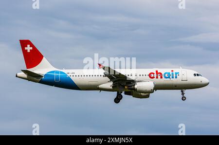 Zurich, Suisse, 5 juin 2024 : un Airbus A320-214 de chair Airlines est en approche finale de l'aéroport de Zurich. Enregistrement HB-JOS. (Photo par an Banque D'Images