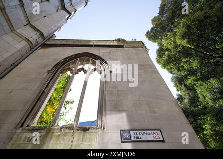 Mur extérieur de St Dunstan dans l'église est par une journée ensoleillée. Londres - 28 juillet 2024 Banque D'Images