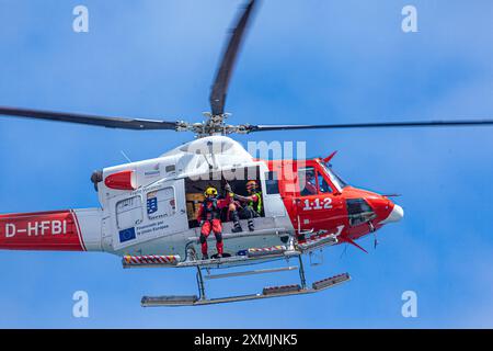 Canarian GES (Emergency and Rescue Team) effectuant un sauvetage aérien Banque D'Images