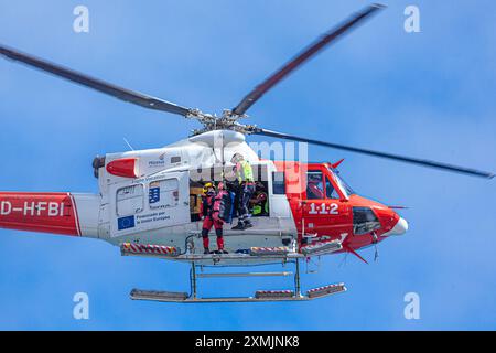 Canarian GES (Emergency and Rescue Team) effectuant un sauvetage aérien Banque D'Images