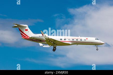 Zurich, Suisse, 15 juin 2024 : un Gulfstream G550 amène la délégation de Türkiye à la conférence de paix en Ukraine. L'avion est sur son approbation finale Banque D'Images