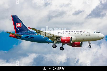 Zurich, Suisse, 15 juin 2024 : un Airbus A319-115X(CJ) amène la délégation slovaque à la conférence de paix en Ukraine. L'avion est sur son Banque D'Images