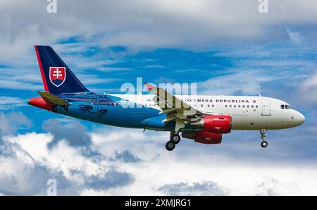 Zurich, Suisse, 15 juin 2024 : un Airbus A319-115X(CJ) amène la délégation slovaque à la conférence de paix en Ukraine. L'avion est sur son Banque D'Images