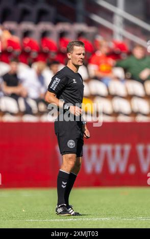 Farum, Danemark. 27 juillet 2024. L'arbitre Jonas Hansen a vu lors du match de Superliga 3F entre le FC Nordsjaelland et le FC Midtjylland à droite de Dream Park à Farum. Banque D'Images