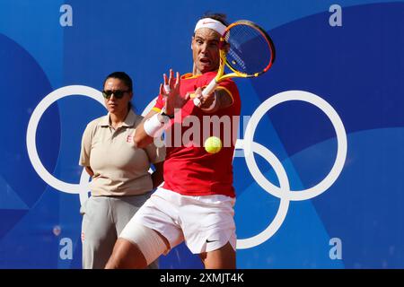 Paris, France, 28 juillet 2024. Rafael Nadal, d’Espagne, frappe la balle lors du match de premier tour des singles de tennis de MenÕs entre Marton Fucsovics, de Hongrie, et Rafael Nadal, d’Espagne, lors des Jeux Olympiques de Paris 2024 aux Roland Garros, le 28 juillet 2024 à Paris, France. Crédit : Pete Dovgan/Speed Media/Alamy Live News Banque D'Images
