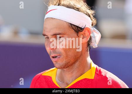 Paris, France, 28 juillet 2024. Rafael Nadal, d’Espagne, regarde lors du match de premier tour des singles de tennis de MenÕs entre Marton Fucsovics, de Hongrie, et Rafael Nadal, d’Espagne, aux Jeux Olympiques de Paris 2024 aux Roland Garros, le 28 juillet 2024 à Paris, France. Crédit : Pete Dovgan/Speed Media/Alamy Live News Banque D'Images