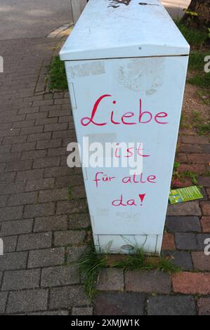 Flensburg, Schleswig-Holstein Stromkasten bemalt mit Text : Liebe ist für alle da hier : VOR der Katholischen Kirche : Marien Schmerzhafte Mutter verkürzt auch : Katholische Kirche und Schmerzhafte Mutter. Aufnahme vom 28.07.2024, Flensburg *** Flensburg, Schleswig Holstein boîte électrique peinte avec texte L'amour est pour tout le monde ici devant l'église catholique St Marien Schmerzhafte Mutter raccourci aussi Église catholique et douloureuse mère photo de 28 07 2024, Flensburg Banque D'Images