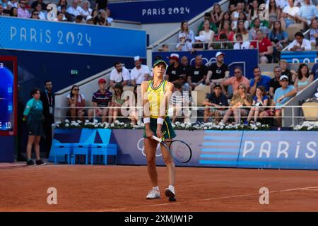 Paris, France, 28 juillet 2024. Ajla Tomljanovic participe au premier tour des singles de tennis de WomenÕs lors du match des Jeux Olympiques de Paris 2024 entre Coco Gauff des États-Unis et Ajla Tomljanovic d'Australie au Roland Garros le 28 juillet 2024 à Paris, France. Crédit : Pete Dovgan/Speed Media/Alamy Live News Banque D'Images