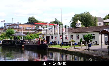 Cheshire, Royaume-Uni, 28 juillet 2024. Juillet se termine chaud dans la région de Runcorn dans le Cheshire UK, avec la température atteignant 25C. Bateaux de canal amarrés au Bridgewater Motor Boat Club sur le canal de Bridgewater. Crédit : Terry Waller/Alamy Live News Banque D'Images