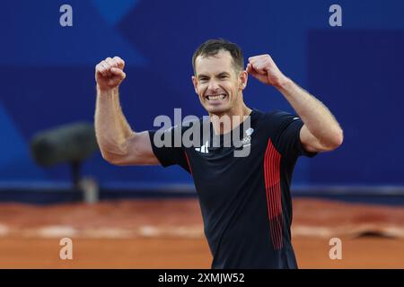 PARIS, FRANCE. 28 juillet 2024. Andy Murray de l’équipe Grande-Bretagne célèbre la victoire avec son partenaire Dan Evans lors de son match de premier tour des doubles hommes contre Kei Nishikori et Taro Daniel de l’équipe Japon lors de la deuxième journée des Jeux Olympiques de Paris 2024, à Roland Garros, Paris, France. Crédit : Craig Mercer/Alamy Live News Banque D'Images