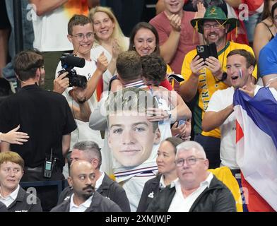 Paris, France. 28 juillet 2024. Le médaillé d'or Leon Marchand, de France, est félicité après la finale du médaillé individuel du 400 m masculin aux Jeux Olympiques de Paris 2024 à la Defense Arena à Paris, France, le dimanche 28 juillet 2024. Photo de Richard Ellis/UPI. Crédit : UPI/Alamy Live News Banque D'Images