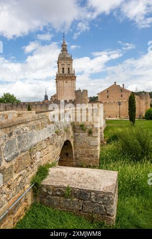 Pont sur la rivière Ucero menant à la ville médiévale fortifiée espagnole de Burgo de Osma dans la province de Soria Espagne Banque D'Images