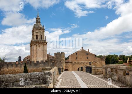 Pont sur la rivière Ucero menant à la ville médiévale fortifiée espagnole de Burgo de Osma dans la province de Soria Espagne Banque D'Images