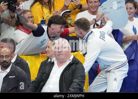 Paris, France. 28 juillet 2024. Le médaillé d'or Leon Marchand, de France, est félicité après la finale du médaillé individuel du 400 m masculin aux Jeux Olympiques de Paris 2024 à la Defense Arena à Paris, France, le dimanche 28 juillet 2024. Photo de Richard Ellis/UPI. Crédit : UPI/Alamy Live News Banque D'Images