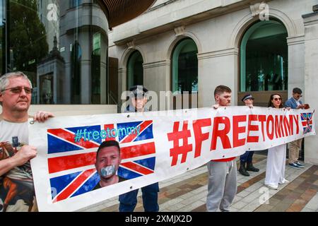 LONDRES, ANGLETERRE - JUILLET 28 2024 : les partisans de l'activiste britannique d'extrême droite Tommy Robinson brandissent une bannière sur le chantier naval écossais exigeant un relase. Bien que les manifestants se soient rassemblés devant le siège de Scotland Yard de la police met, la force a insisté sur le fait qu'elle n'avait aucune implication dans son arrestation. Sa détention fait suite à une plainte concernant un film qui aurait été montré à la foule lors d'une marche dans le centre de Londres samedi dirigée par M. Robinson, de son vrai nom Stephen Yaxley Lennon. Il a été « arrêté en vertu des lois anti-terroristes » Banque D'Images