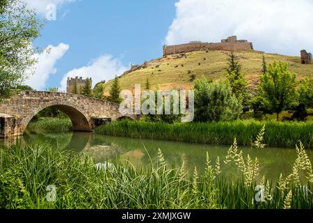 Le château médiéval espagnol d'Osma construit en 912 est situé sur le bord de la ville d'El Burgo de Osma vu ici de la rivière avion Banque D'Images