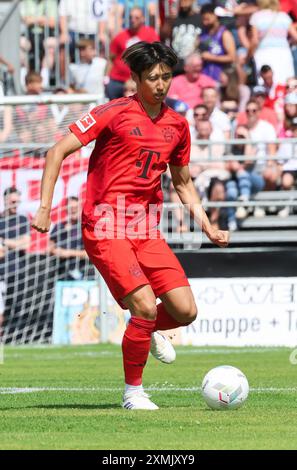 Hiroki Ito verletzte sich (FC Bayern Muenchen #21) 1. FC Dueren vs FC Bayern Muenchen, Fussball, Freundschaftsspiel, saison 2024-2025, 28.07.2024 Foto : Eibner-Pressefoto/Joerg Niebergall Banque D'Images