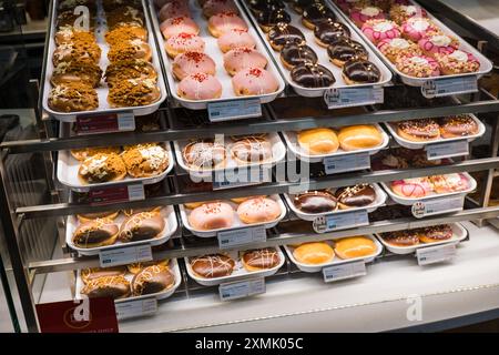 Londres, Royaume-Uni - 25 juillet 2014 : Krispy Kreme Doughnuts shop à Londres. Banque D'Images