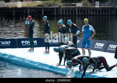 Londres, Royal Victoria Docks, Royaume-Uni. 27 juillet 2024. Le T100 Triathlon World Tour est reconnu par World Triathlon comme le circuit officiel du Championnat du monde de triathlon longue distance. Le London T100 Triathlon est la quatrième étape du nouveau T100 Triathlon World Tour à 8 étapes. Le T100 Triathlon World Tour est le nouveau nom du PTO Tour et a été désigné par World Triathlon comme le « Championnat du monde officiel de triathlon longue distance ». Il s’agit d’un calendrier de huit courses T100 en 2024 qui seront disputées sur 100 km (2 km de natation, 80 km de vélo et 18 km de course) et qui présente les meilleures au monde Banque D'Images