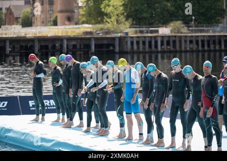 Londres, Royal Victoria Docks, Royaume-Uni. 27 juillet 2024. Le T100 Triathlon World Tour est reconnu par World Triathlon comme le circuit officiel du Championnat du monde de triathlon longue distance. Le London T100 Triathlon est la quatrième étape du nouveau T100 Triathlon World Tour à 8 étapes. Le T100 Triathlon World Tour est le nouveau nom du PTO Tour et a été désigné par World Triathlon comme le « Championnat du monde officiel de triathlon longue distance ». Il s’agit d’un calendrier de huit courses T100 en 2024 qui seront disputées sur 100 km (2 km de natation, 80 km de vélo et 18 km de course) et qui présente les meilleures au monde Banque D'Images