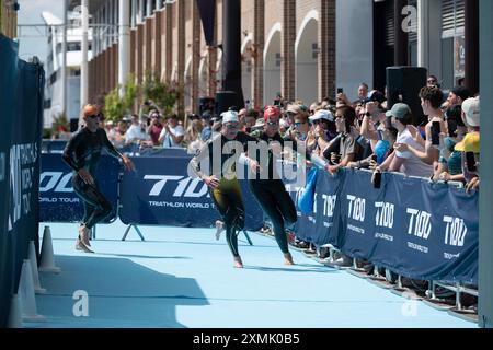 Londres, Royal Victoria Docks, Royaume-Uni. 27 juillet 2024. Le T100 Triathlon World Tour est reconnu par World Triathlon comme le circuit officiel du Championnat du monde de triathlon longue distance. Le London T100 Triathlon est la quatrième étape du nouveau T100 Triathlon World Tour à 8 étapes. Le T100 Triathlon World Tour est le nouveau nom du PTO Tour et a été désigné par World Triathlon comme le « Championnat du monde officiel de triathlon longue distance ». Il s’agit d’un calendrier de huit courses T100 en 2024 qui seront disputées sur 100 km (2 km de natation, 80 km de vélo et 18 km de course) et qui présente les meilleures au monde Banque D'Images