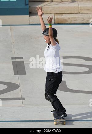Paris, France. 28 juillet 2024. Yoshizawa Coco du Japon célèbre après le match de finale de rue féminine de skateboard des Jeux Olympiques de Paris 2024 à Paris, France, le 28 juillet 2024. Crédit : Meng Yongmin/Xinhua/Alamy Live News Banque D'Images