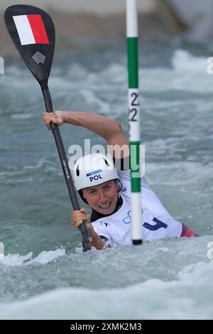 Vaires sur Marne. 28 juillet 2024. Klaudia Zwolinska, polonaise, participe à la finale féminine en kayak simple de slalom en canoë aux Jeux Olympiques de Paris 2024 à Vaires-sur-Marne, France, le 28 juillet 2024. Crédit : Shen Bohan/Xinhua/Alamy Live News Banque D'Images