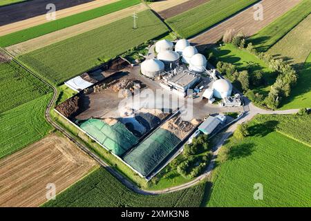 Landwirtschfaftliche Biogasanlage. Biogaz ist ein énergereiches Gasgemisch, das BEI der natuerlichen Zersetzung von organischem matériel unter Luftabschluss entsteht. Dieser Zersetzungsprozess wird in Biogasanlagen technisch genutzt, um aus Guelle, Bioabfaellen oder Pflanzen Biogas zu erzeugen. *** Usine de biogaz agricole le biogaz est un mélange gazeux riche en énergie qui est produit lors de la décomposition naturelle de matières organiques en l'absence d'air ce processus de décomposition est techniquement utilisé dans les usines de biogaz pour produire du biogaz à partir de fumier, de biodéchets ou de plantes Banque D'Images