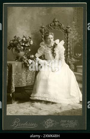 Amerika, Vereinigte Staten von Amerika, Wisconsin, Milwaukee, Junge Dame trägt ein festliches Kleid, Studiofotografie, Atelier Brodesser , Milwaukee, Wisconsin, AUS der Zeit zwischen 1900 - 1920 ? , Rechte werden nicht vertreten / America, États-Unis, Wisconsin, Milwaukee, jeune femme porte une robe de fête, studio de photographie, atelier Brodesser, Milwaukee, Wisconsin , temps entre 1900 - 1920 ? , il n'y a pas de droits . Banque D'Images