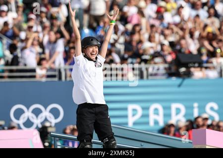Paris, France. 28 juillet 2024. Yoshizawa Coco du Japon célèbre lors du match de finale de rue féminine de skateboard des Jeux Olympiques de Paris 2024 à Paris, France, le 28 juillet 2024. Crédit : Zhu Zheng/Xinhua/Alamy Live News Banque D'Images