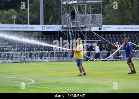 Fussball Freundschaftsspiel 1. FC Dueren - FC Bayern Muenchen AM 28.07.2024 im Karl-Knipprath-Stadion in Juelich Sportplatzbewaesserung/Rasenbewaesserung Foto : Revierfoto crédit : ddp Media GmbH/Alamy Live News Banque D'Images