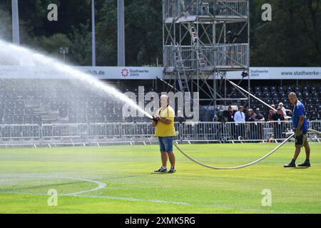 Fussball Freundschaftsspiel 1. FC Dueren - FC Bayern Muenchen AM 28.07.2024 im Karl-Knipprath-Stadion in Juelich Sportplatzbewaesserung/Rasenbewaesserung Foto : Revierfoto crédit : ddp Media GmbH/Alamy Live News Banque D'Images