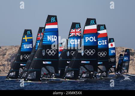 Marseille, France. 28 juillet 2024. Les marins concourent lors d'une course de skiff of Sailing des Jeux Olympiques de Paris 2024 à Marseille, France, le 28 juillet 2024. Crédit : Zheng Huansong/Xinhua/Alamy Live News Banque D'Images