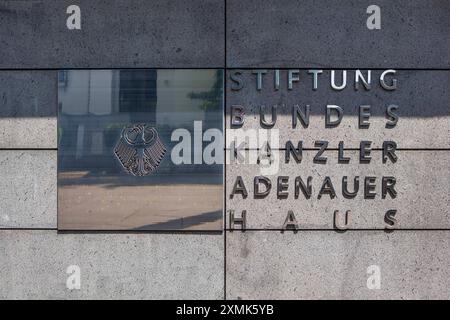 Die Stiftung Bundeskanzler-Adenauer-Haus ist eine Bundesstiftung, die seit 1978 eine Gedenkstätte für den ersten deutschen Bundeskanzler Konrad Adenauer unterhält. Adenauerhaus *** la Fondation de la Maison du Chancelier fédéral Adenauer est une fondation fédérale qui maintient un mémorial en l'honneur du premier Chancelier allemand Konrad Adenauer depuis 1978 Adenauer House Banque D'Images