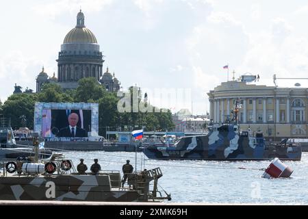 Pétersbourg, Russie. 28 juillet 2024. Un navire de guerre russe navigue le long de la rivière Neva lors du défilé annuel de la Journée de la Marine alors que le président russe Vladimir Poutine prononce un discours à Pétersbourg. Crédit : SOPA images Limited/Alamy Live News Banque D'Images