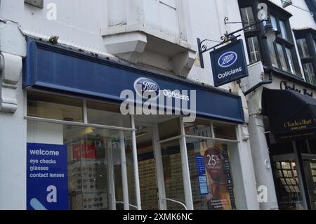 Bottes opticiens sur Cheap Street. Frome, Somerset, Angleterre, Royaume-Uni. 18 juin 2024. Banque D'Images