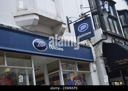 Bottes opticiens sur Cheap Street. Frome, Somerset, Angleterre, Royaume-Uni. 18 juin 2024. Banque D'Images