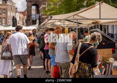 Marché du livre local annuel sur une journée ensoleillée dans la tour ville dans le centre-ville historique sur la place Groenmarkt avec les gens se promenant devant les stands Banque D'Images