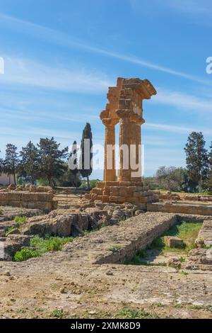 Le Temple de Castor et Pollux ou Tempio dei Dioscuri à la Vallée des temples, Agrigente, Sicile, Italie Banque D'Images