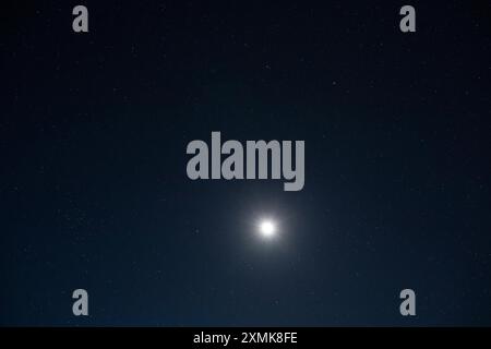 Ciel étoilé clair dans le désert et pleine lune dans le désert de Mojave. Banque D'Images