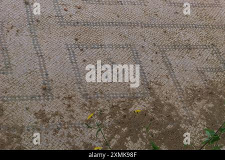 Mosaïque antique avec symbole de swastika en ruine de l'ancien quartier romain dans la vallée des temples un jour ensoleillé de printemps, Agrigente, Sicile, Italie Banque D'Images