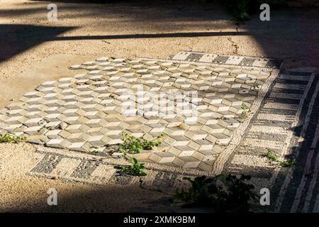 Mosaïque antique en ruine de l'ancien quartier romain dans la vallée des temples par un jour ensoleillé de printemps, Agrigente, Sicile, Italie Banque D'Images